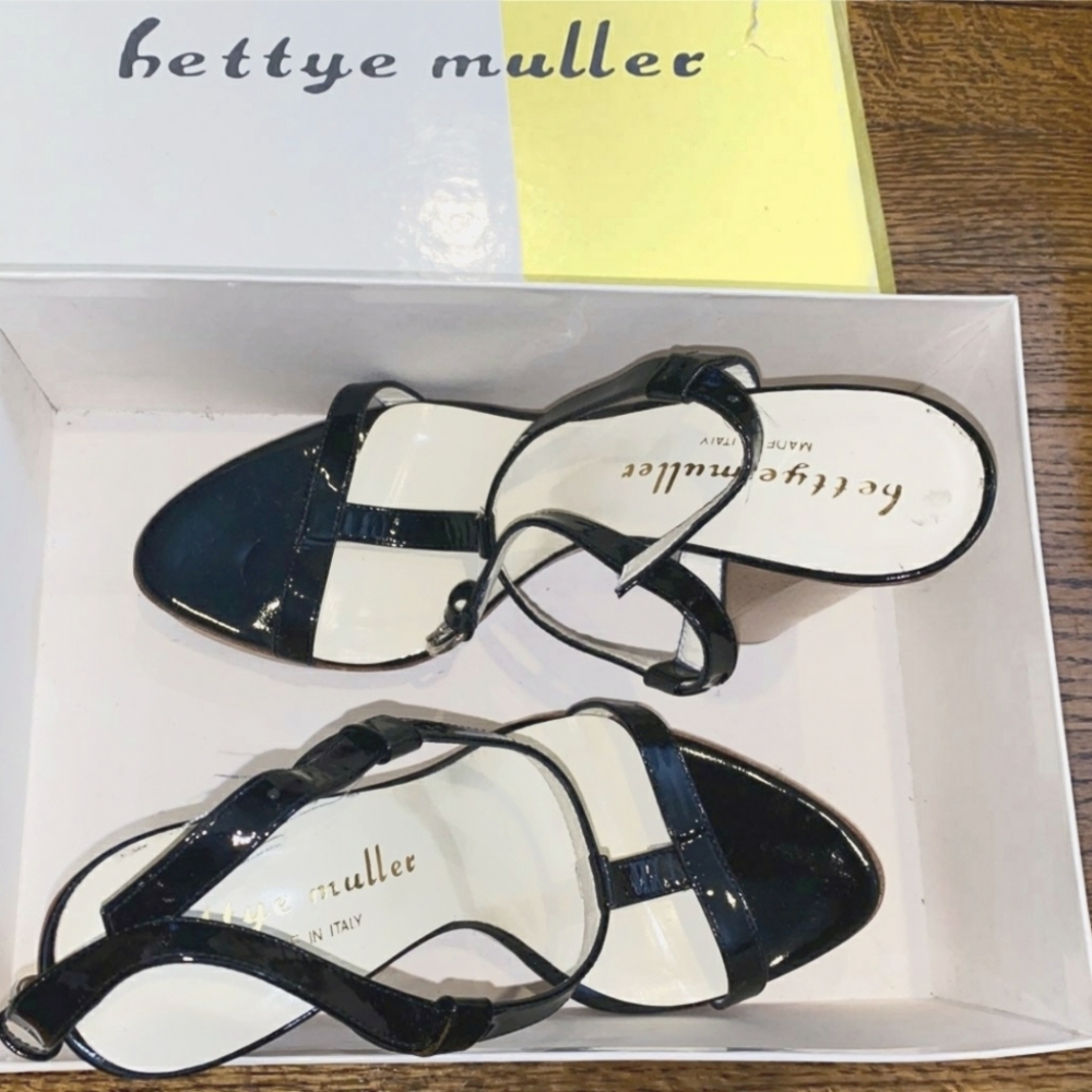 Bettye Muller Black Patent Leather T-Strap Wooden Platform Sandals 39